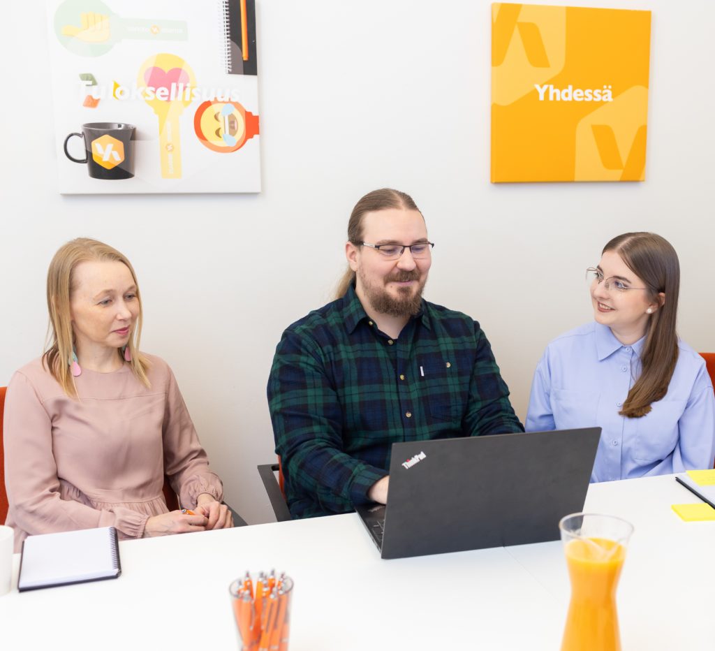 Markkinoinnin asiantuntijat Riitta, Mika ja Titta