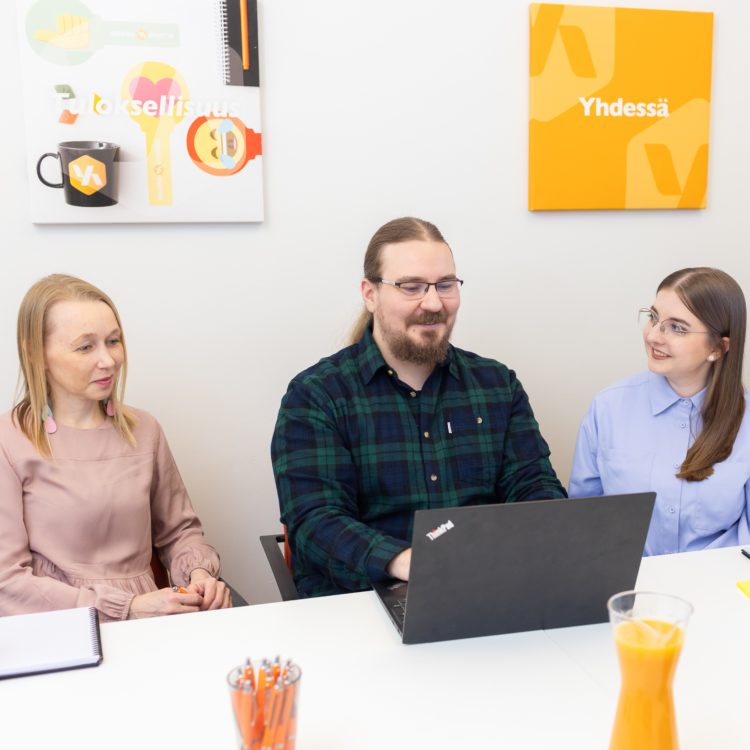 Markkinoinnin asiantuntijat Riitta, Mika ja Titta