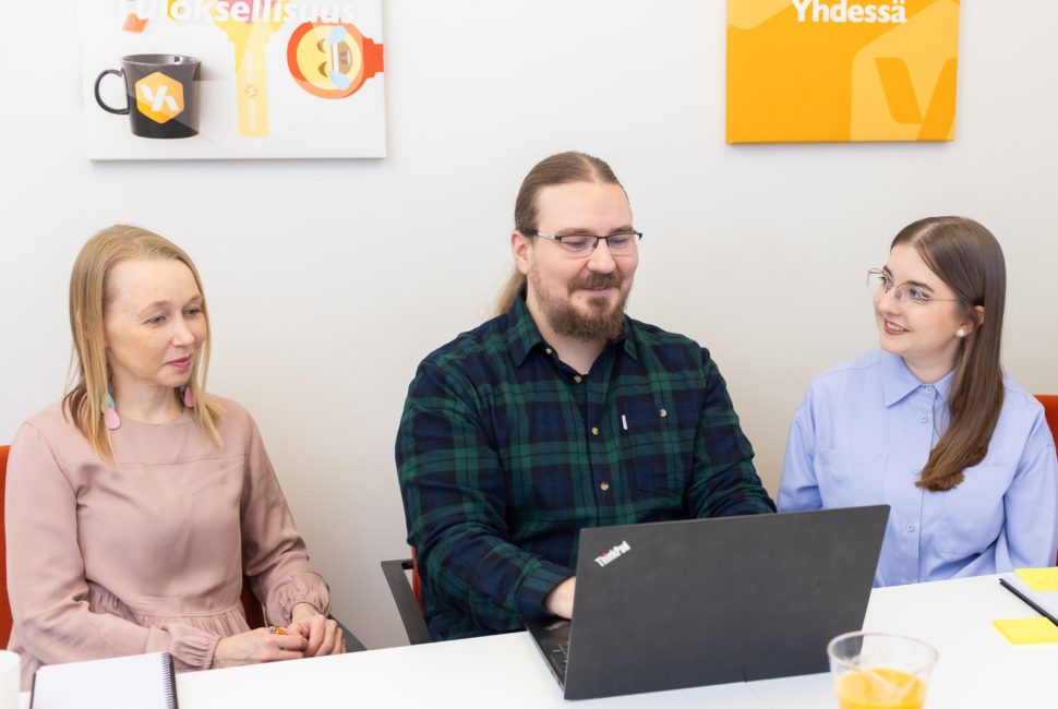 Markkinoinnin asiantuntijat Riitta, Mika ja Titta