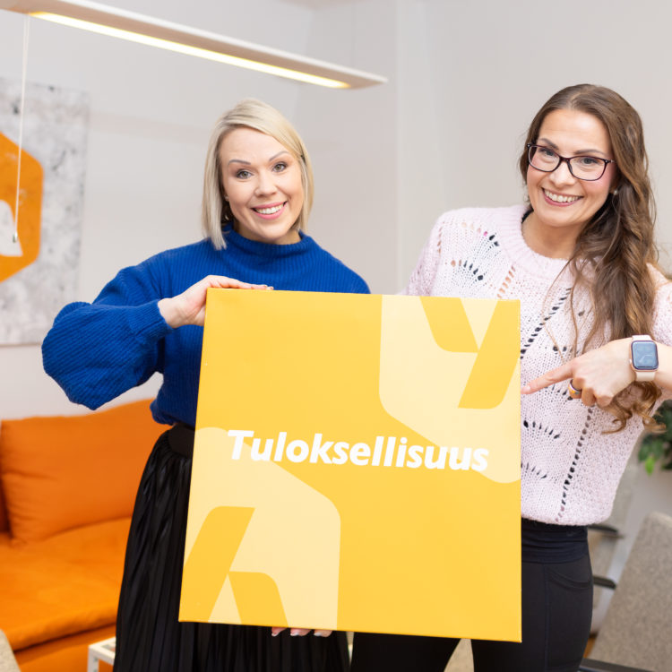 Riikka ja Tiina tuloksellisuus -taulun kanssa.