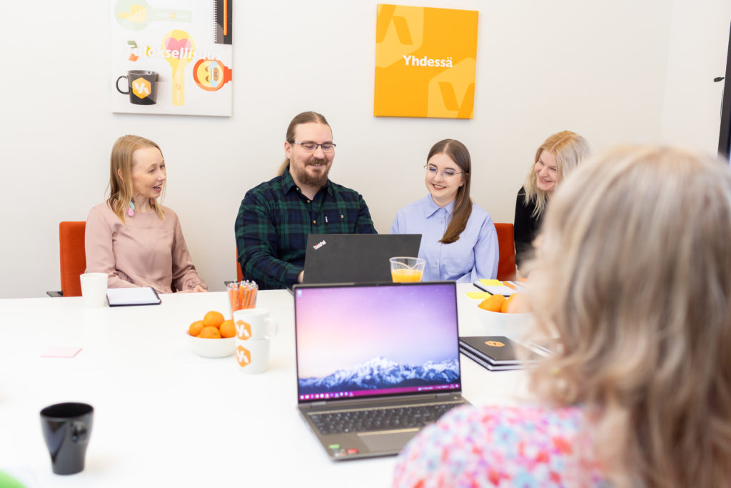 Markkinoinnin asiantuntijat Riitta, Mika ja Titta.